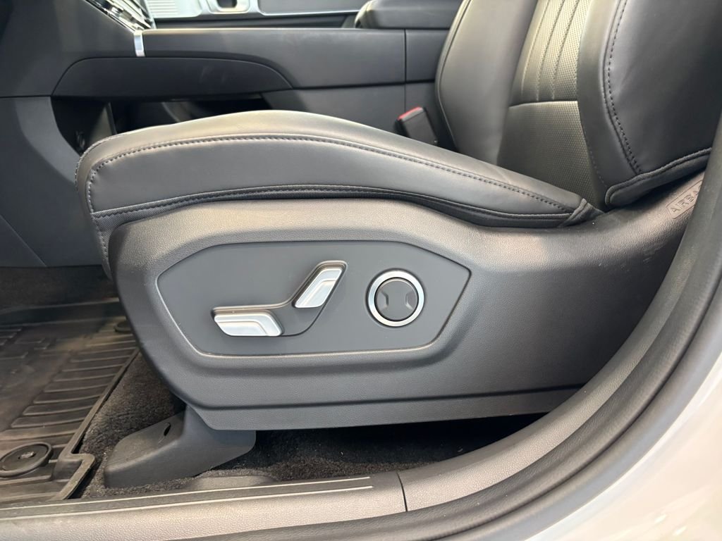 Used 2025 White Hyundai SEL image 15
