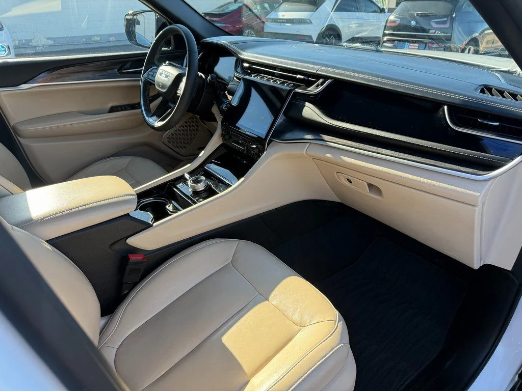 Used 2022 White Jeep 4xe image 3