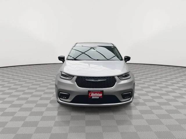 Used 2024 Silver Mist Clearcoat Chrysler Touring L image 34