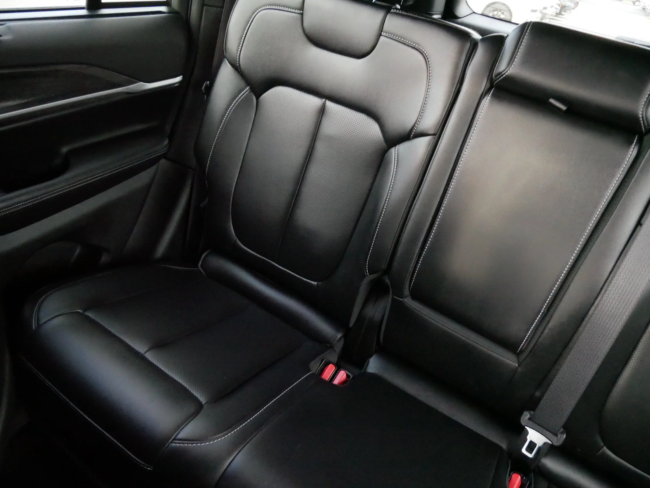 Used 2025 Diamond Black Crystal Pearlcoat Jeep  image 12