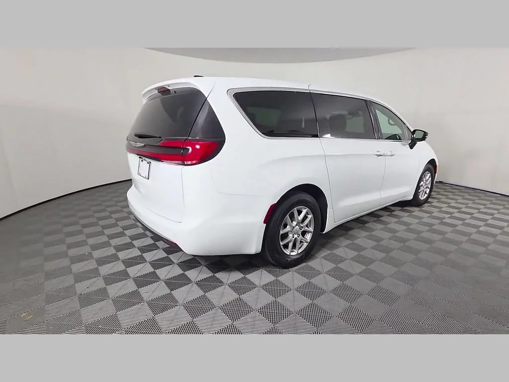 New 2026 Bright White Clear-Coat Exterior Paint Chrysler Select image 25