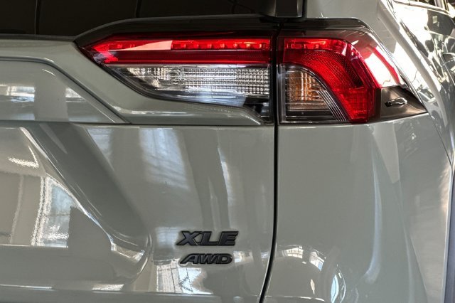Used 2023 Lunar Rock Toyota XLE Premium image 37