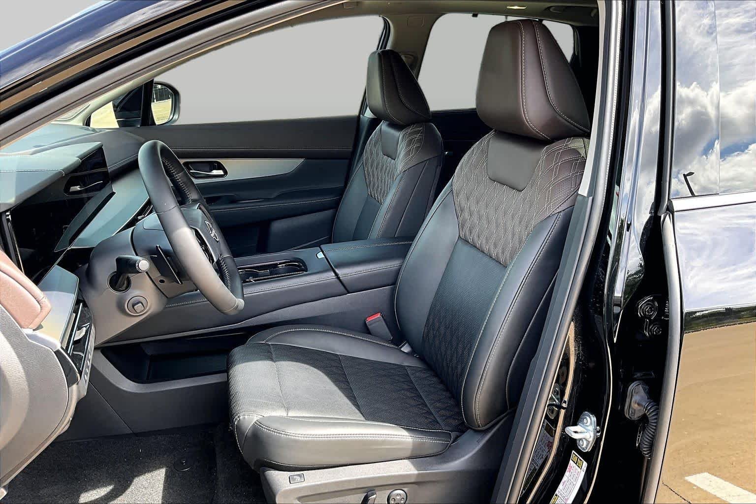 Used 2025 Super Black Nissan Platinum image 8