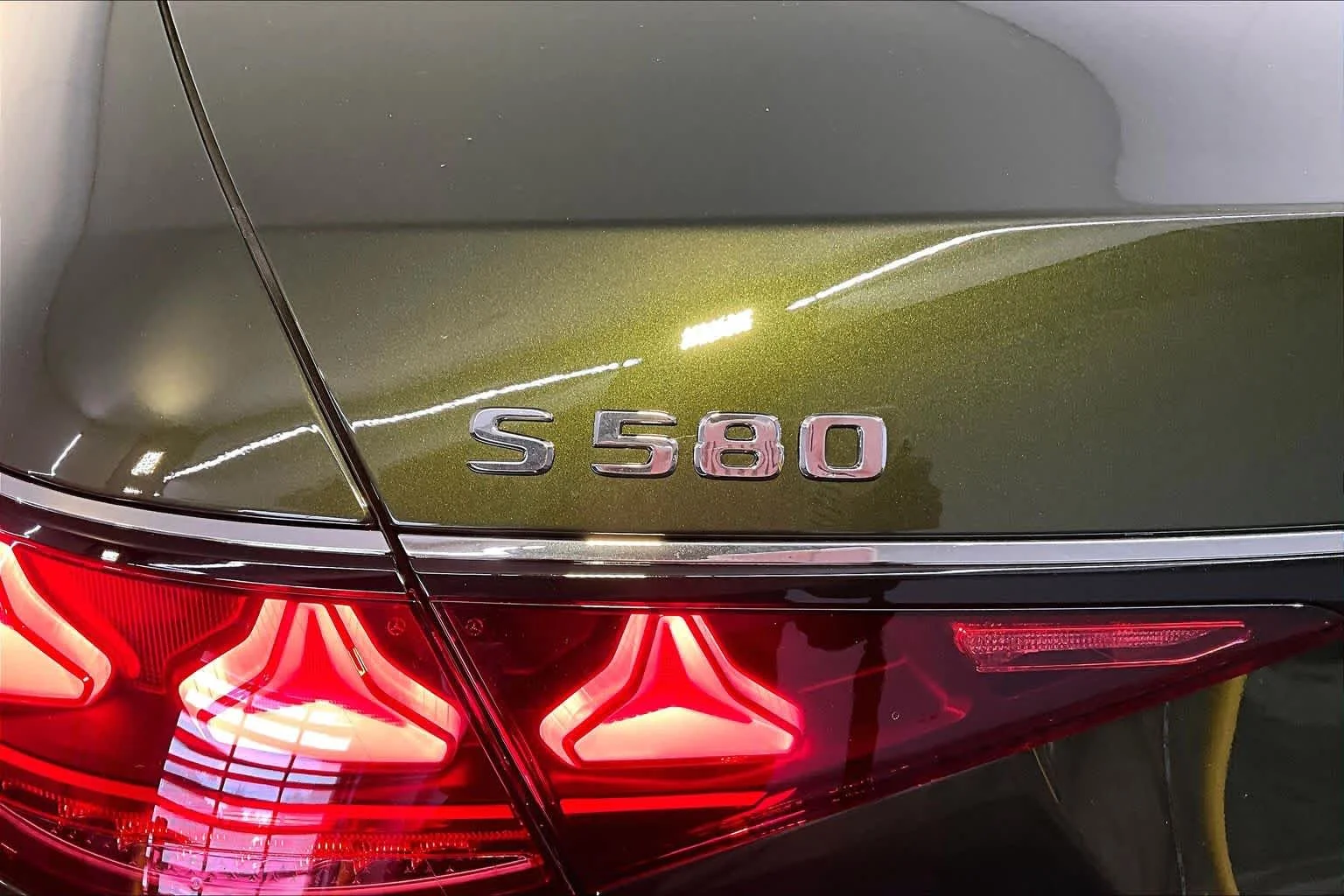 New 2027 MANUFAKTUR Olive Metallic Mercedes-Benz S 580 image 6