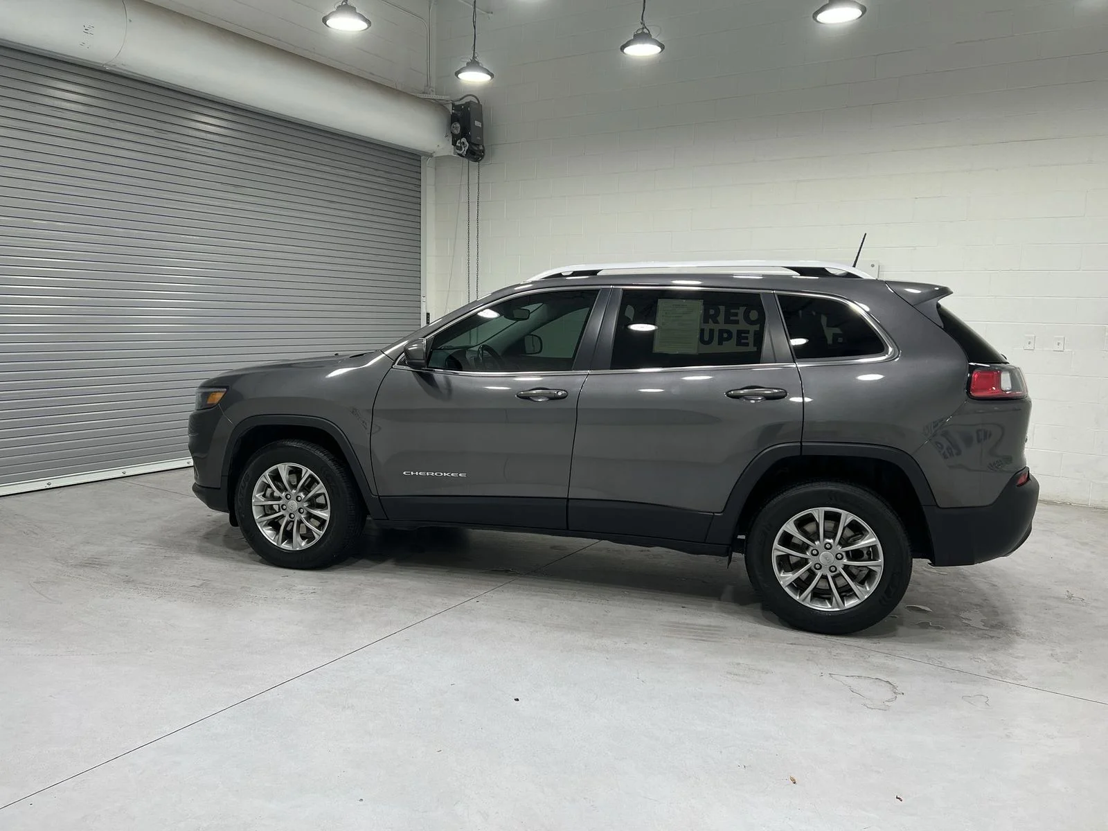 Used 2020 Gray Jeep Latitude Plus image 5