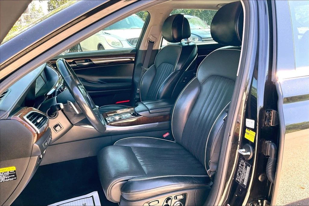 Used 2018 Black Genesis 3.3T Premium image 25