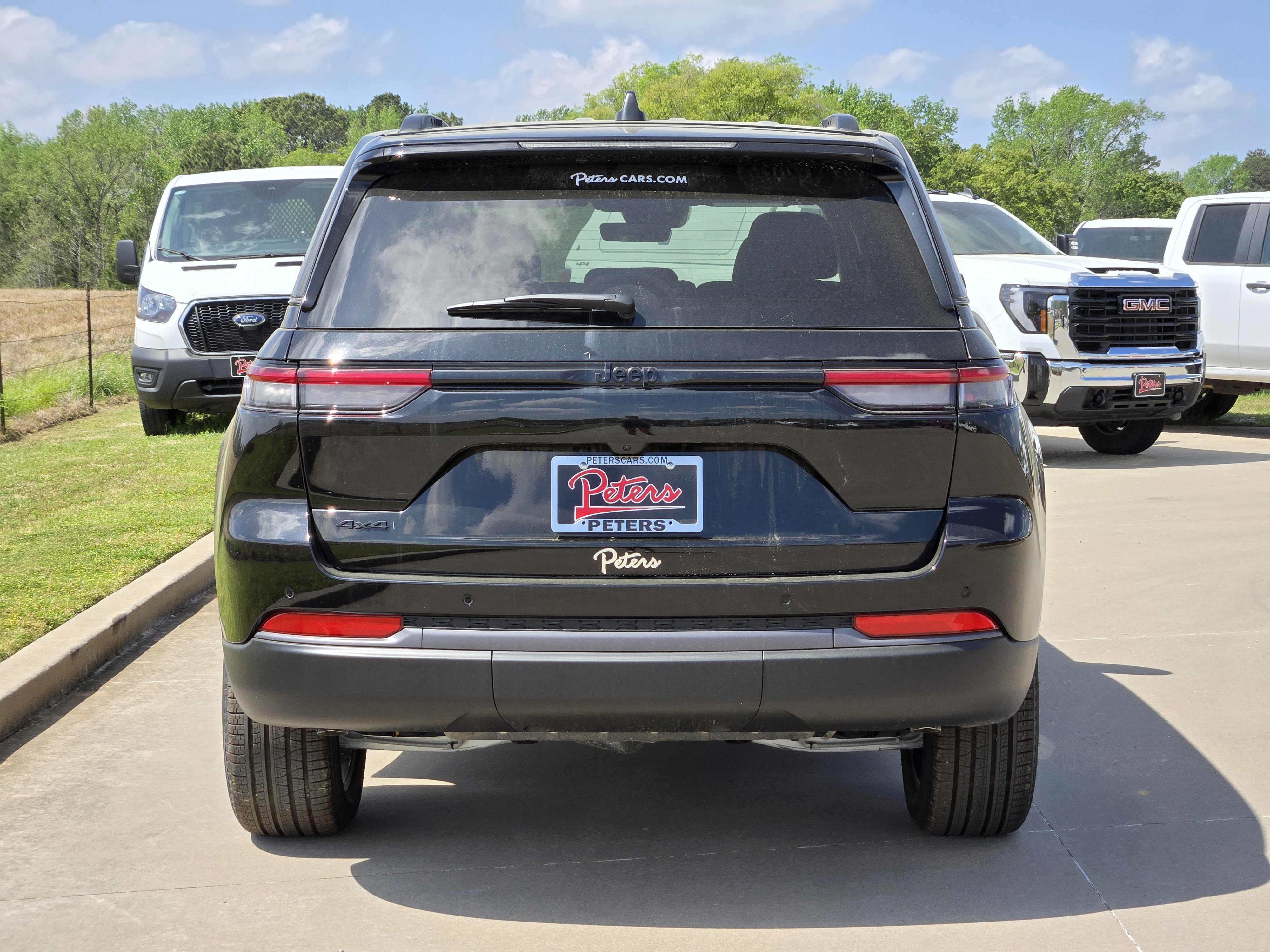 New 2026 Diamond Black Crystal Pearlcoat Jeep Limited image 4