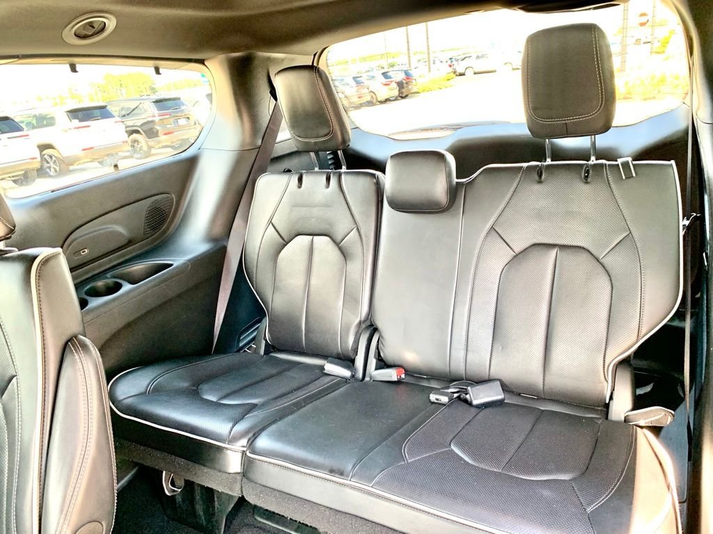 Used 2025 White Chrysler Limited image 19