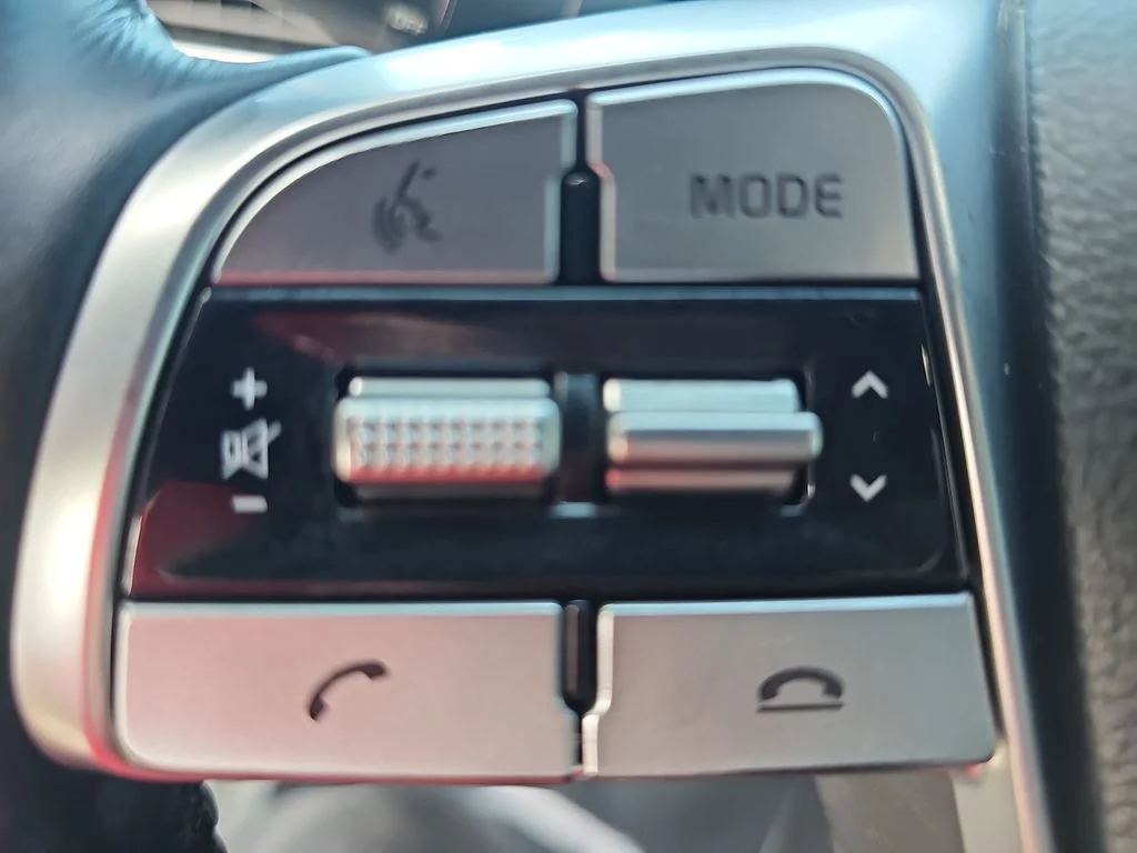 Used 2022 White Kia S image 18