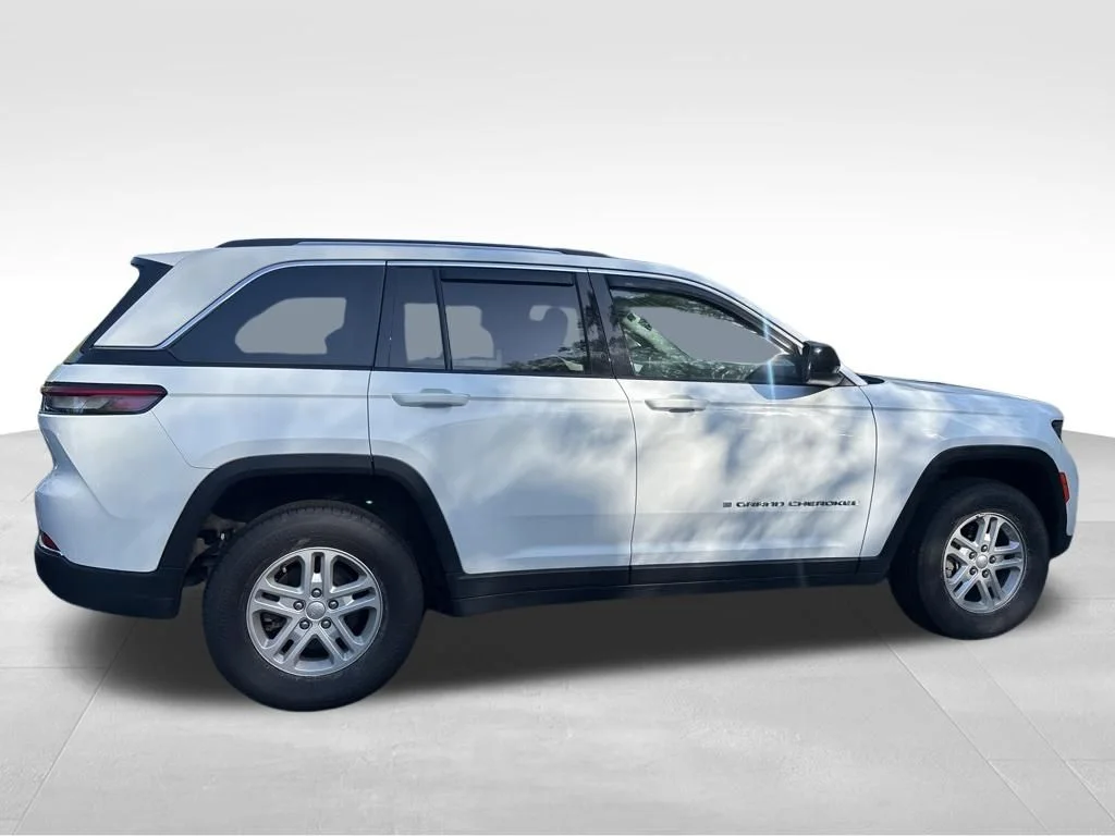 Used 2023 White Jeep Laredo image 14