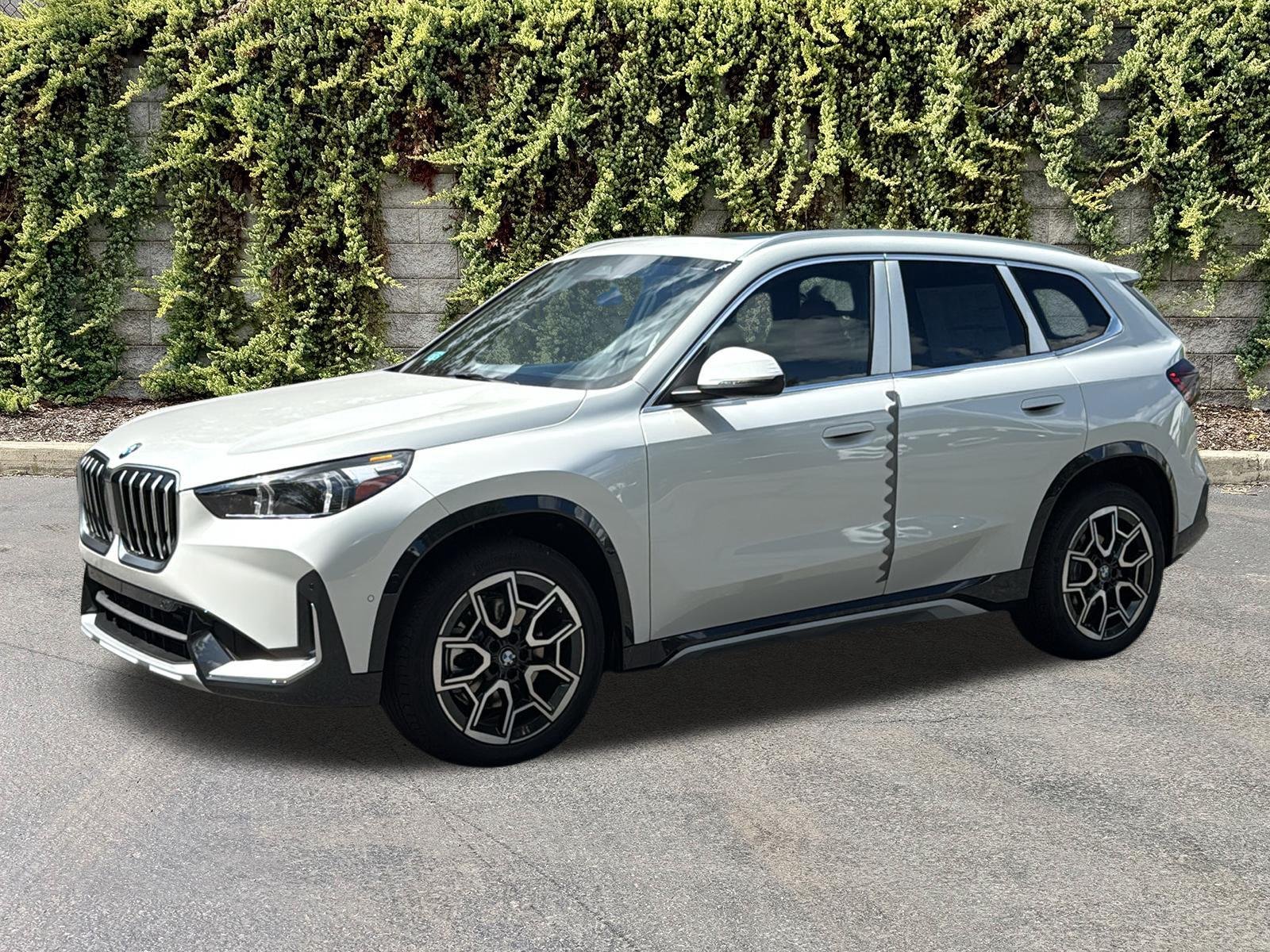 New 2027 0A96 Mineral White Metallic BMW xDrive28i image 3