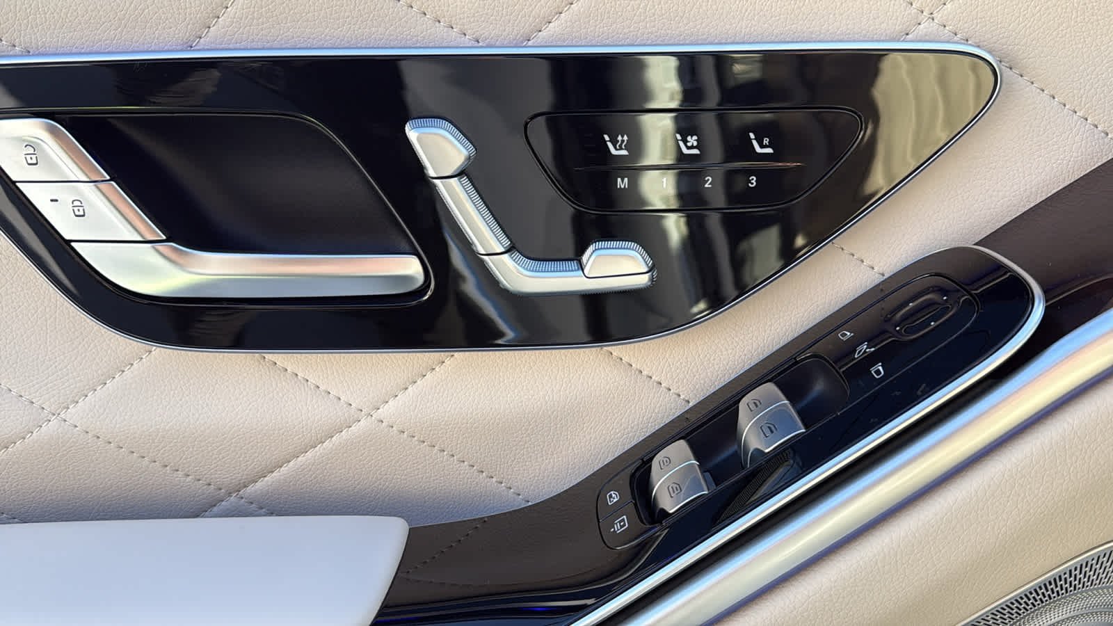 New 2026 MANUFAKTUR Moonlight White Metallic Mercedes-Benz S 580 image 18