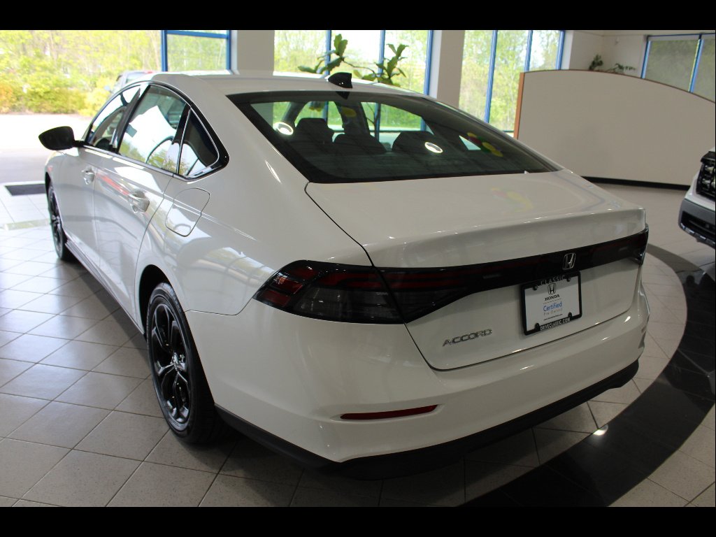 Certified Used 2025 Platinum White Pearl Honda 1.5T SE image 7
