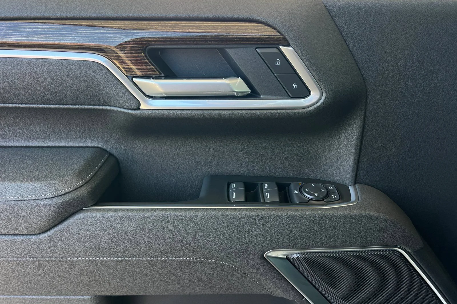 New 2026 Sterling Metallic GMC Elevation image 8