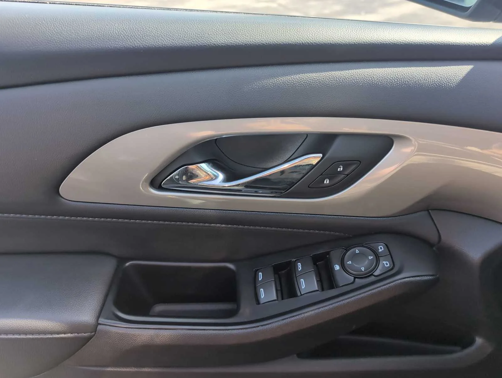 Used 2023 Silver Sage Metallic Chevrolet LT Cloth image 23