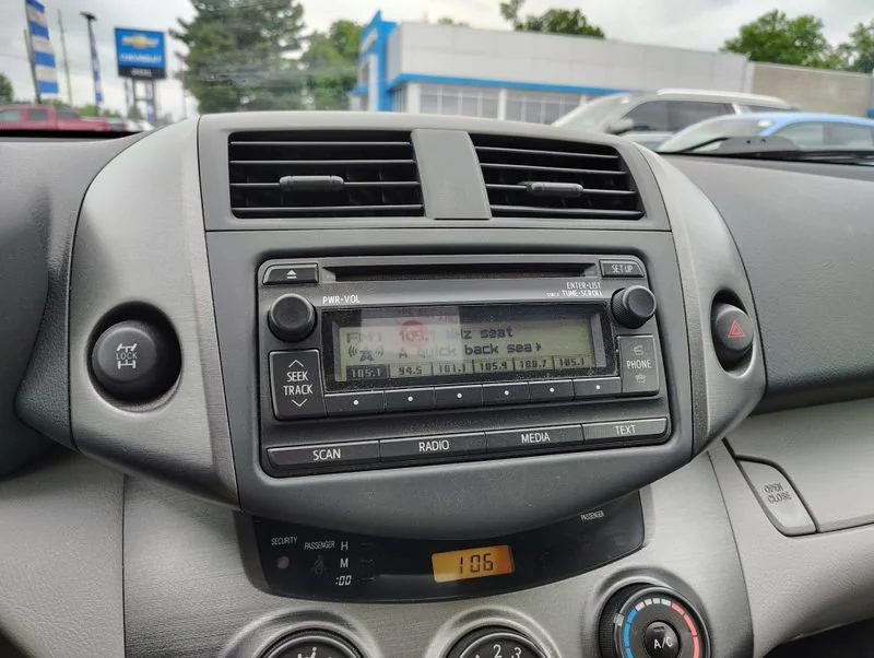 Used 2012 White Toyota 4WD 4dr I4 (Natl) image 14