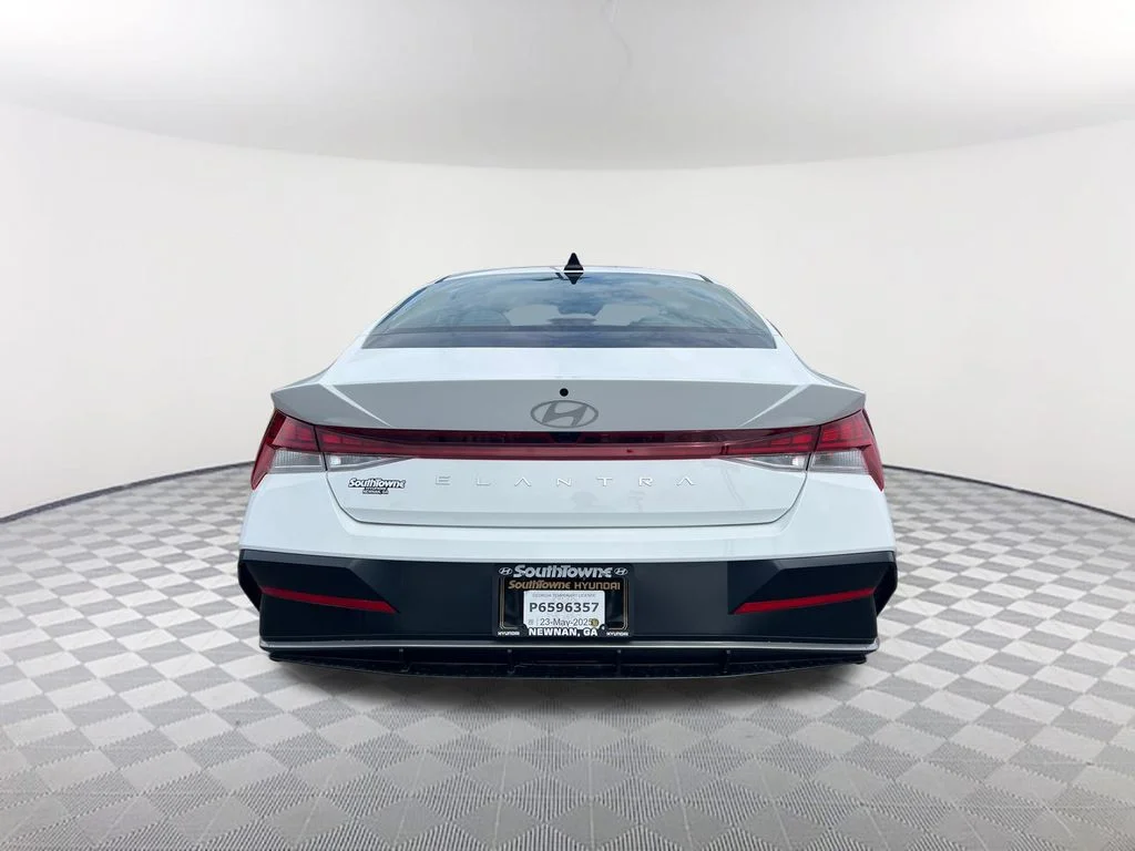 Used 2025 White Hyundai SEL Convenience image 6