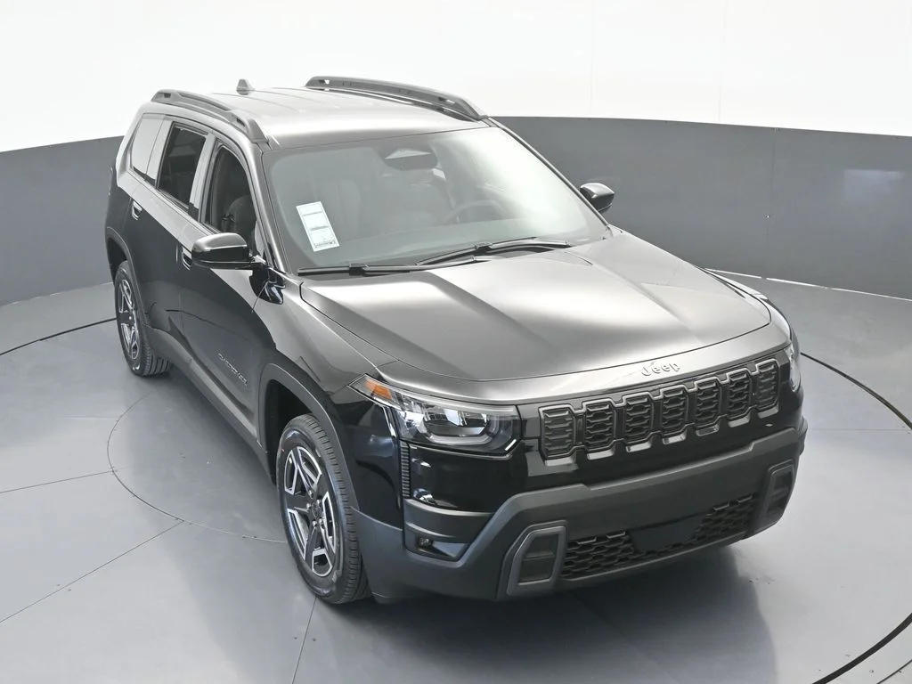 New 2026 Diamond Black Crystal Pearl-Coat Exterior Paint Jeep Laredo image 46