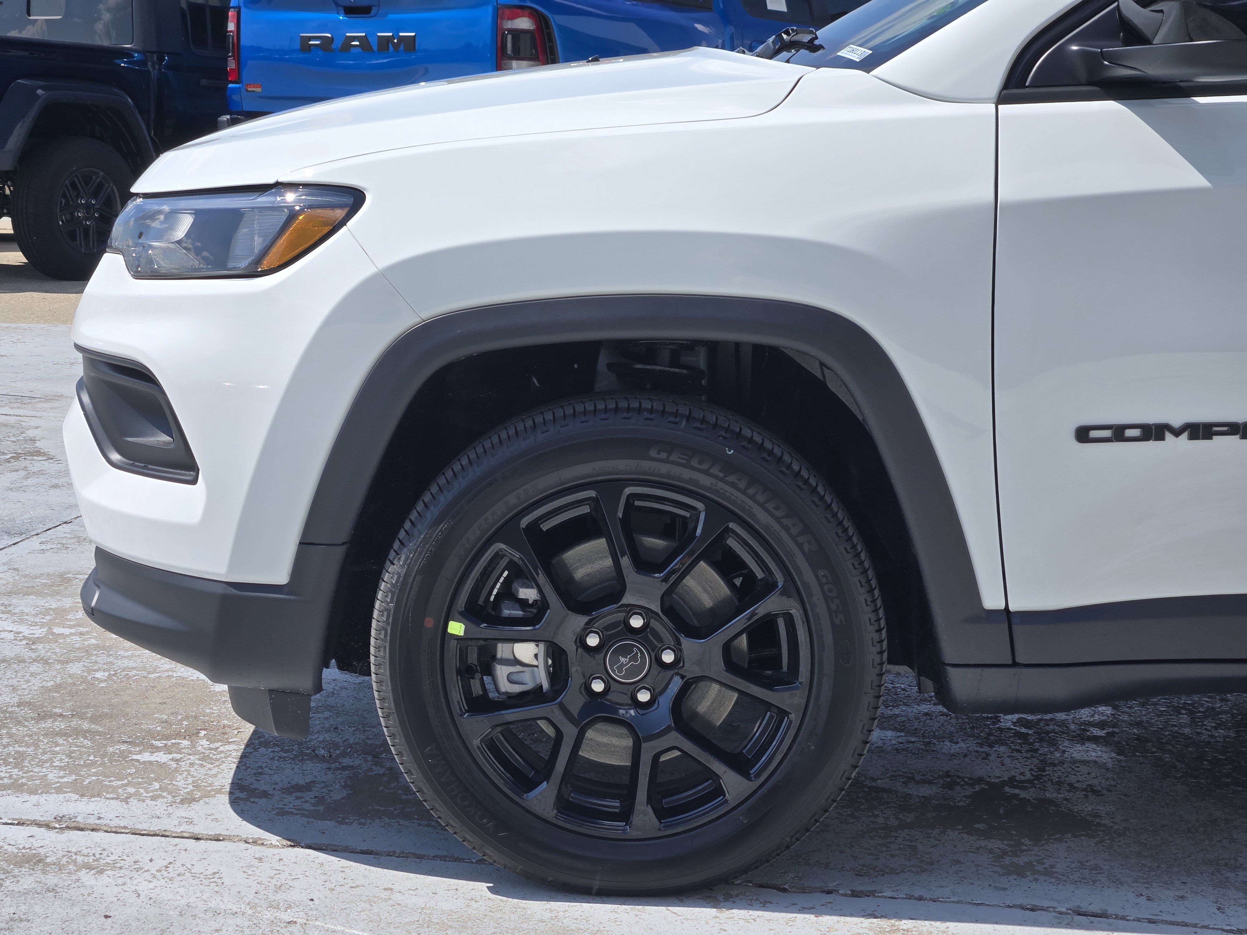 New 2026 Bright White Clear-Coat Exterior Paint Jeep Latitude Altitude image 5