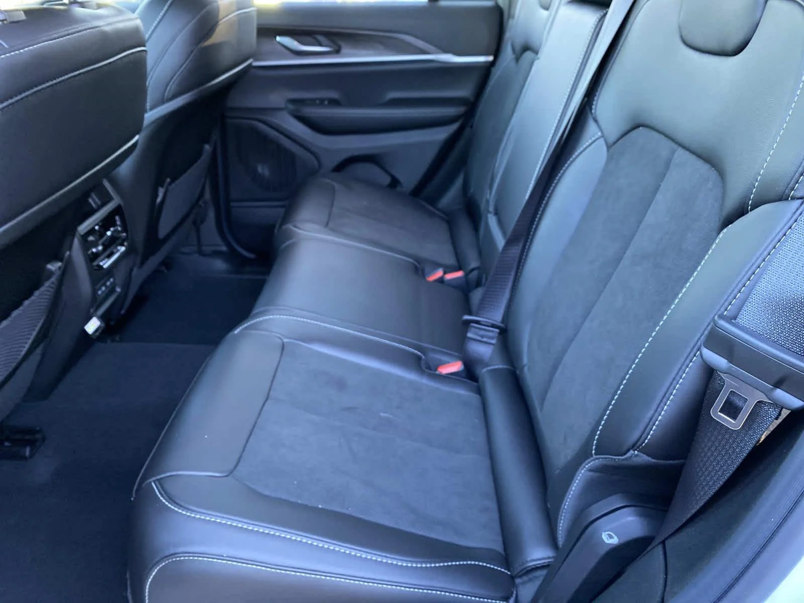New 2026 Bright White Clear-Coat Exterior Paint Jeep Laredo Altitude image 6