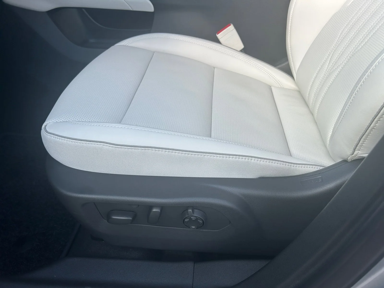 New 2026 Moonstone Grey Metallic Buick Avenir AWD image 15