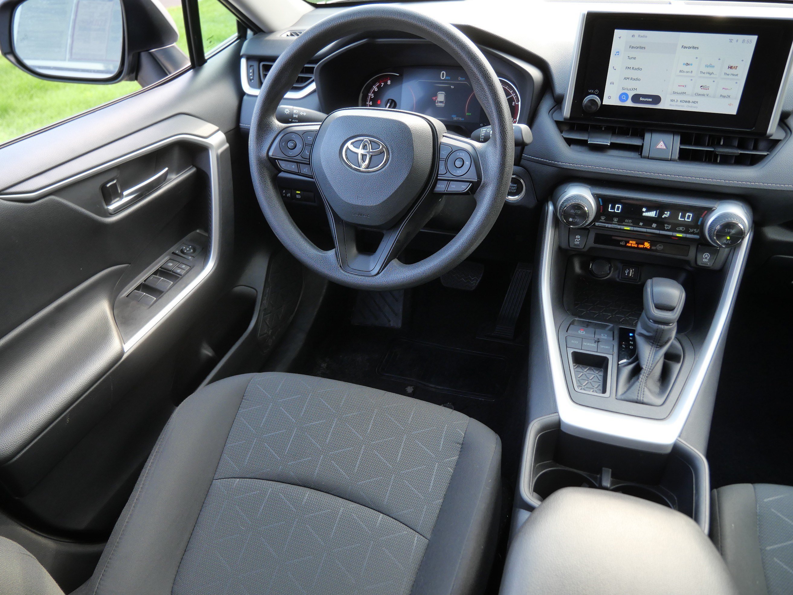 2024 Toyota RAV4 XLE - Photo 9