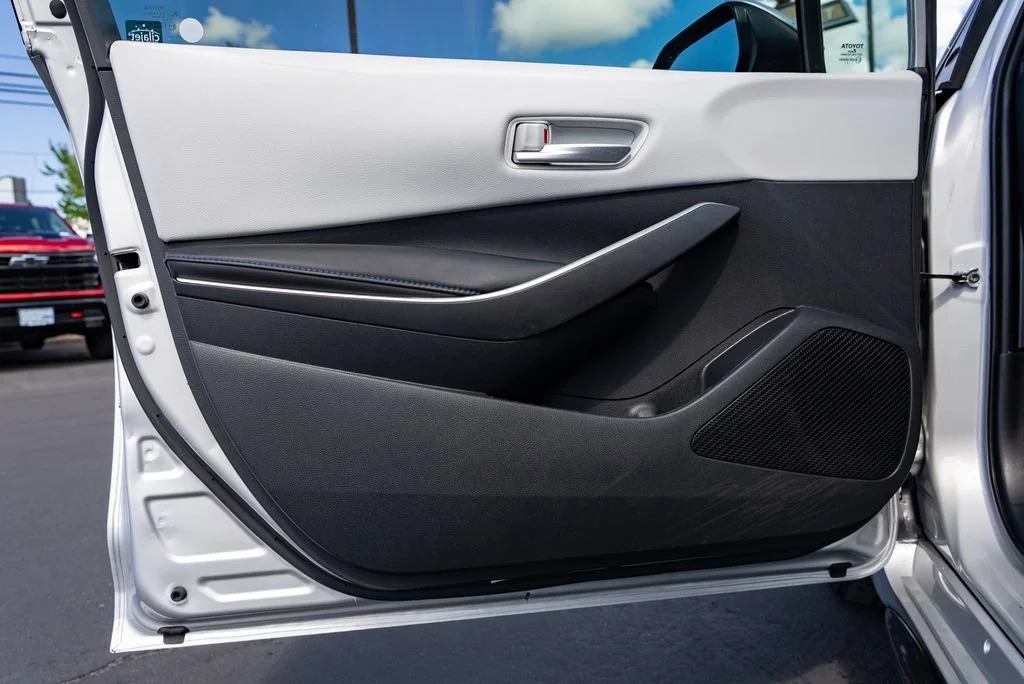 Used 2021  Toyota SE image 21