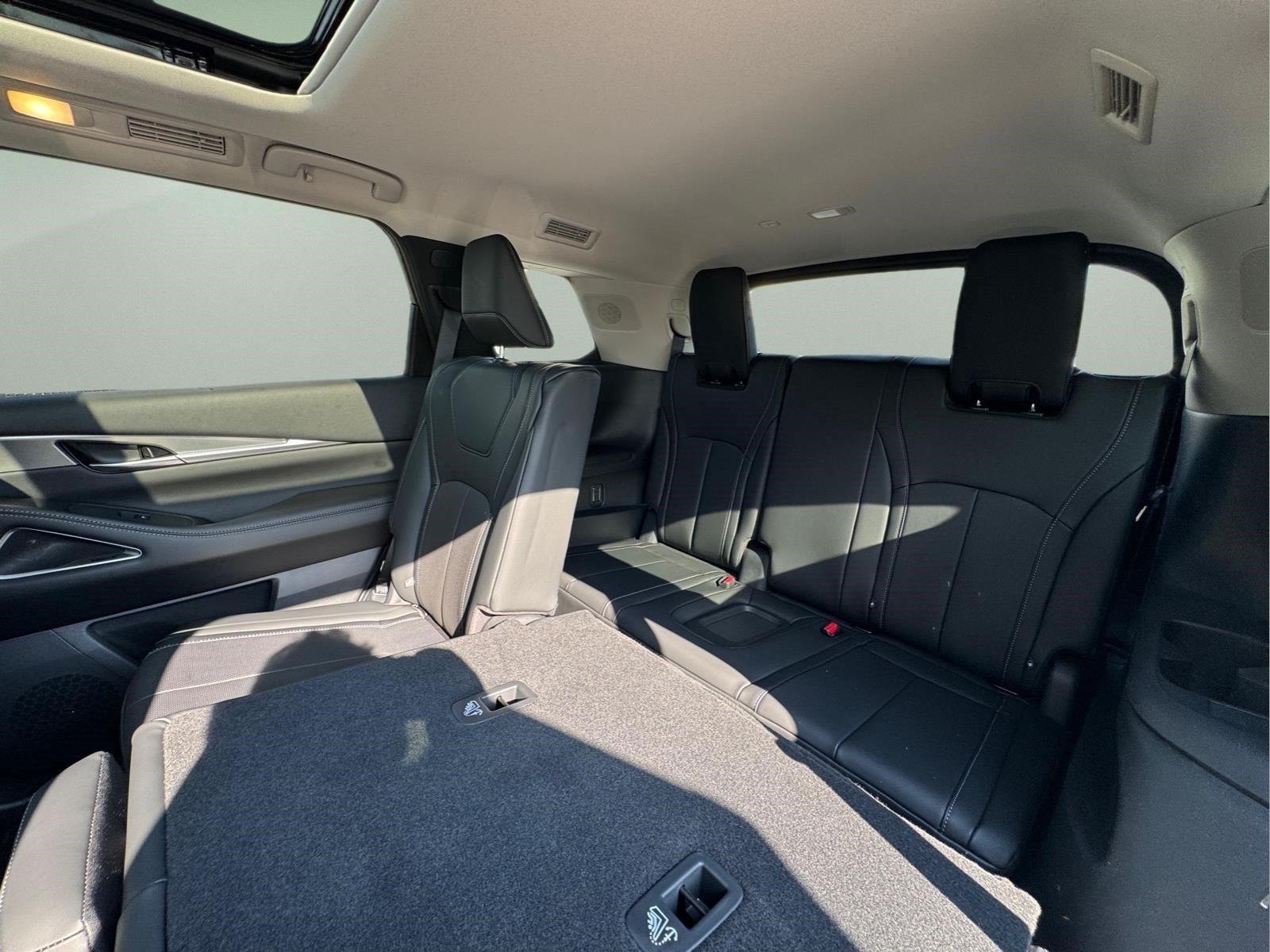 New 2027 RADIANT WHITE INFINITI Luxe FWD image 15