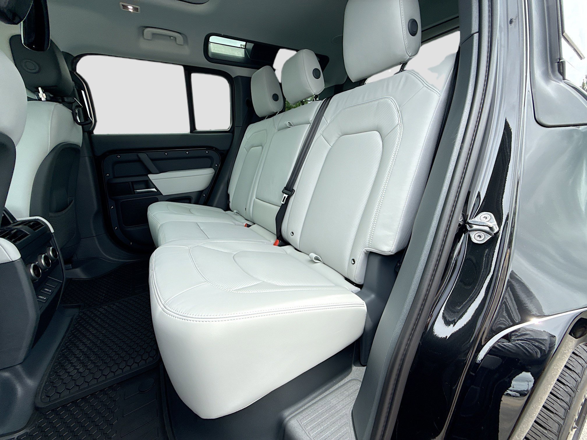 New 2026 Santorini Black LAND ROVER X-Dynamic SE image 21
