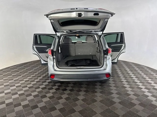 Used 2018 Silver Toyota LE image 18