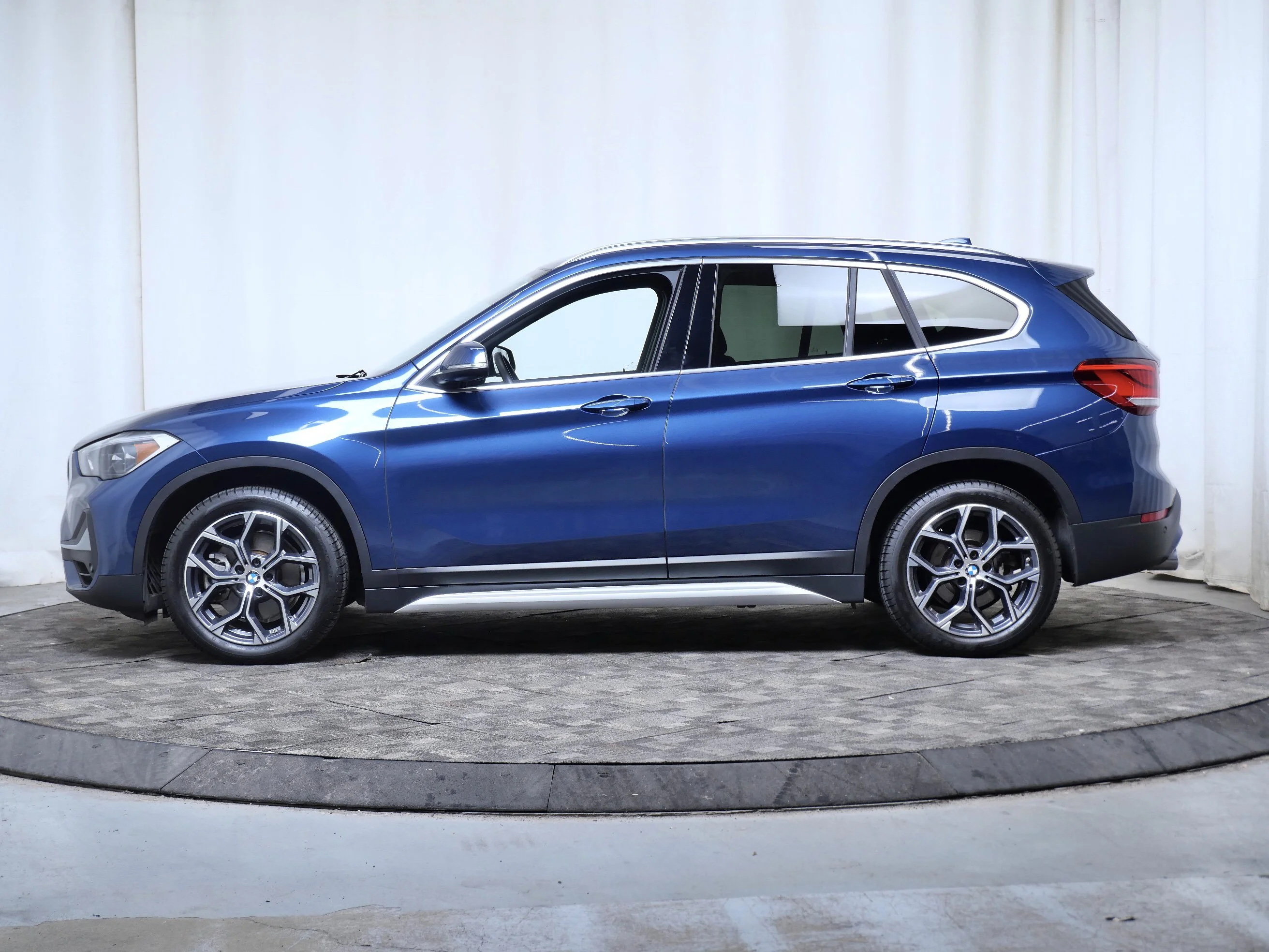 Used 2021 BMW X1 28i with VIN WBXJG9C05M5U45961 for sale in Minneapolis, Minnesota