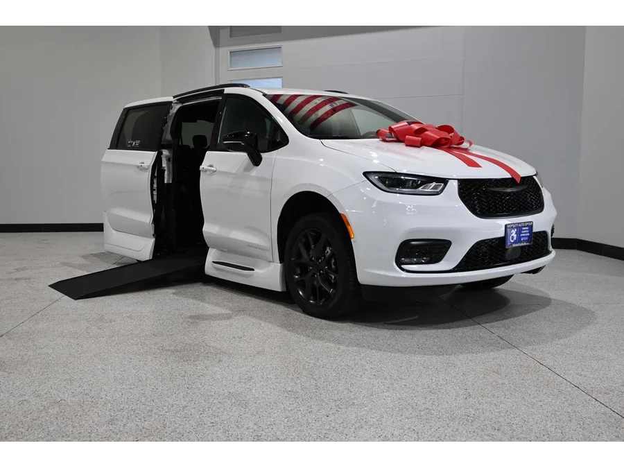 2024 Chrysler Pacifica Touring L - Photo 2