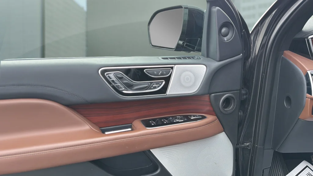 Used 2023 Gray Lincoln Reserve image 21