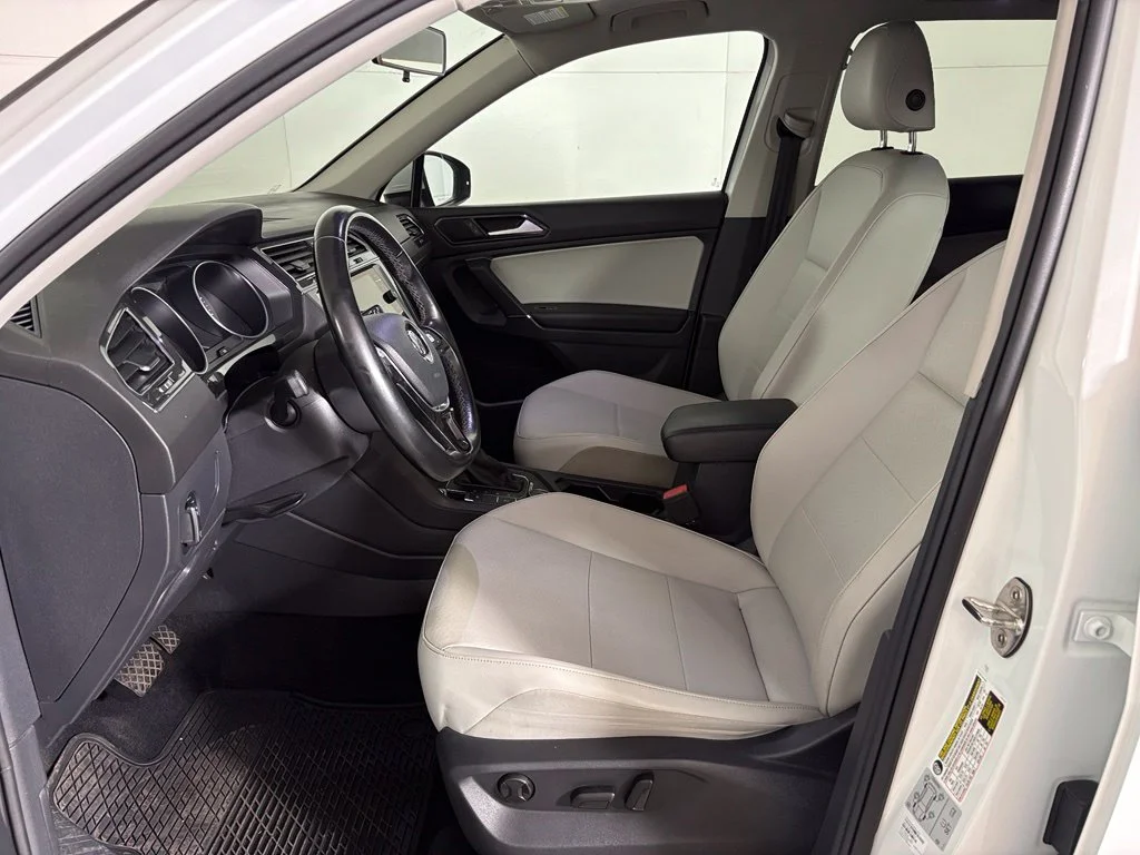 Used 2018  Volkswagen 2.0T SEL image 16