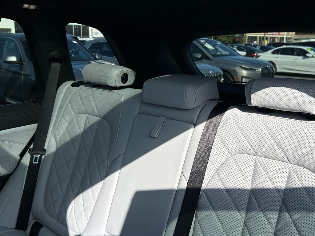 New 2026 Tanzanite Blue II Metallic BMW xDrive50e image 32