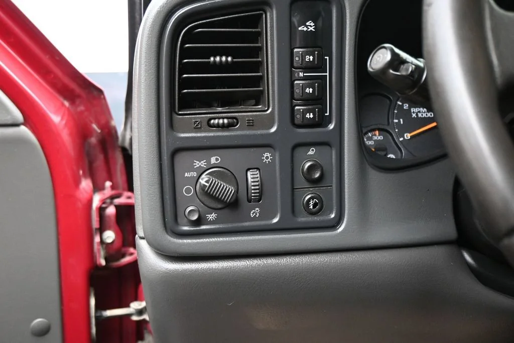 Used 2005 Red Chevrolet LT image 12