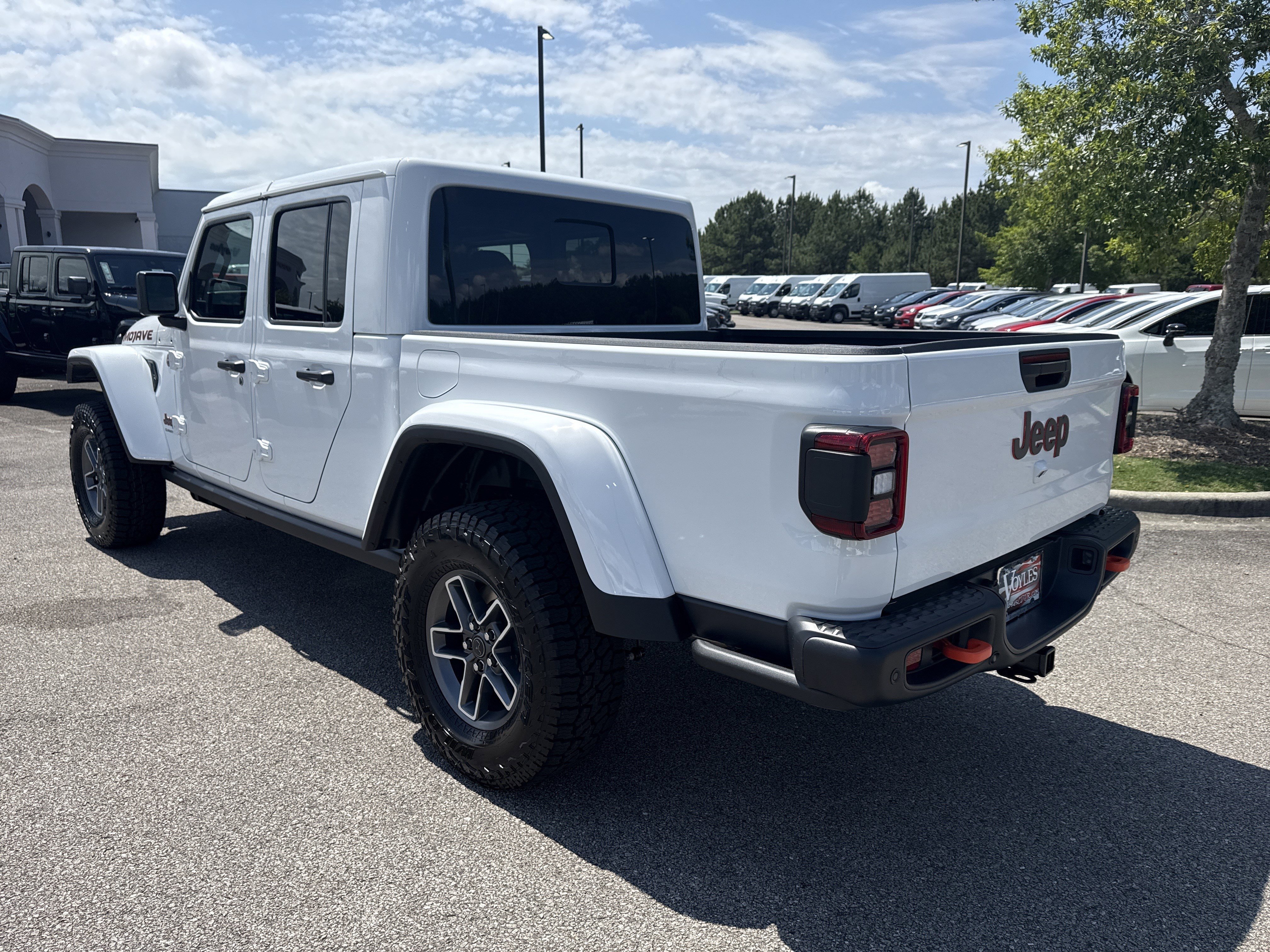 New 2026 Bright White Clear-Coat Exterior Paint Jeep Mojave X image 5