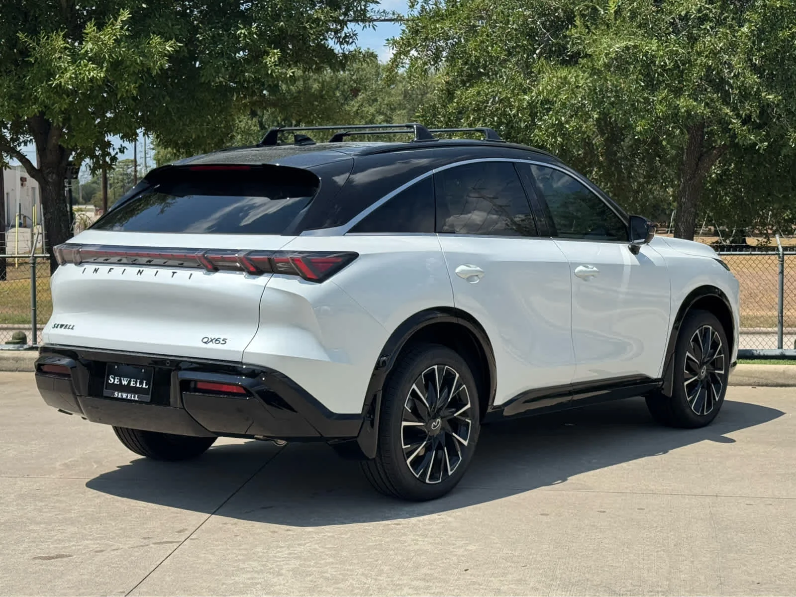 New 2027 2T RAD WHT INFINITI Autograph AWD image 3