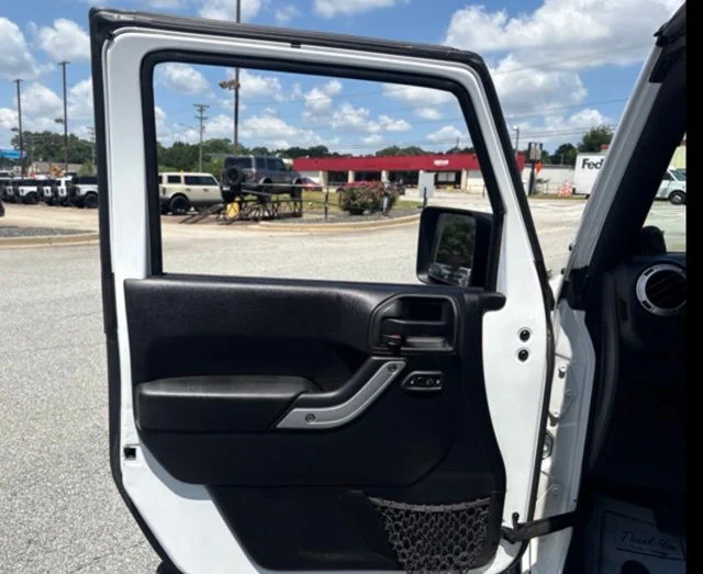 Used 2014 White Jeep Unlimited Sahara image 10