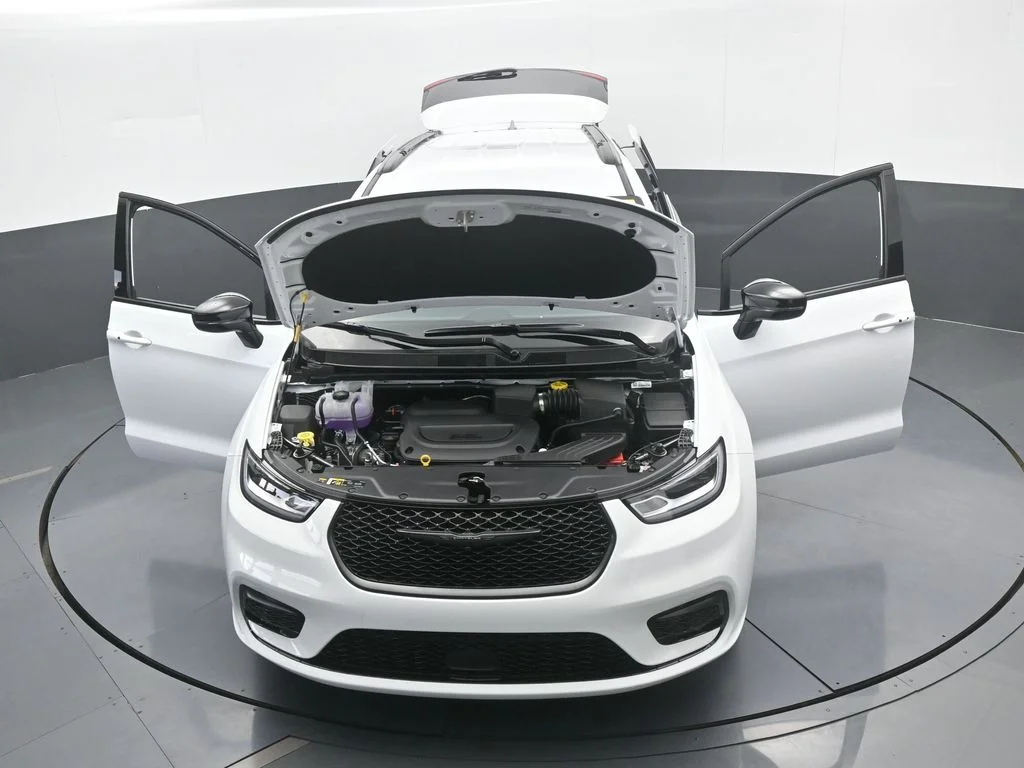 New 2026 Bright White Clear-Coat Exterior Paint Chrysler Select image 70