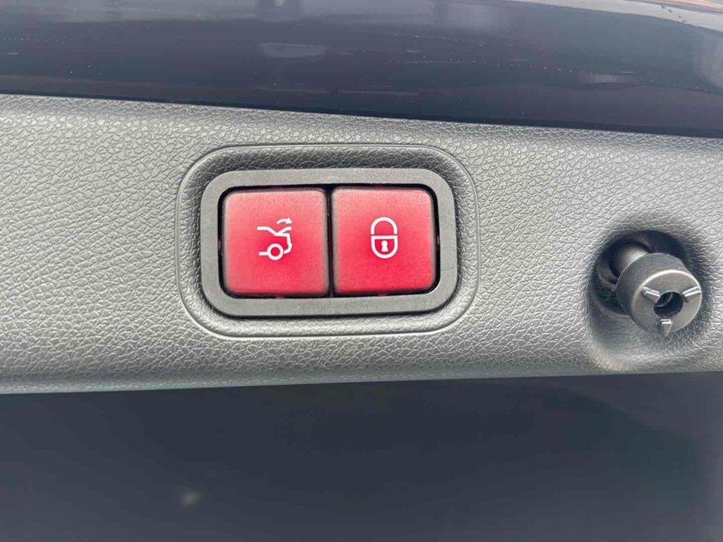 Used 2018 Black Mercedes-Benz 4MATIC® image 25