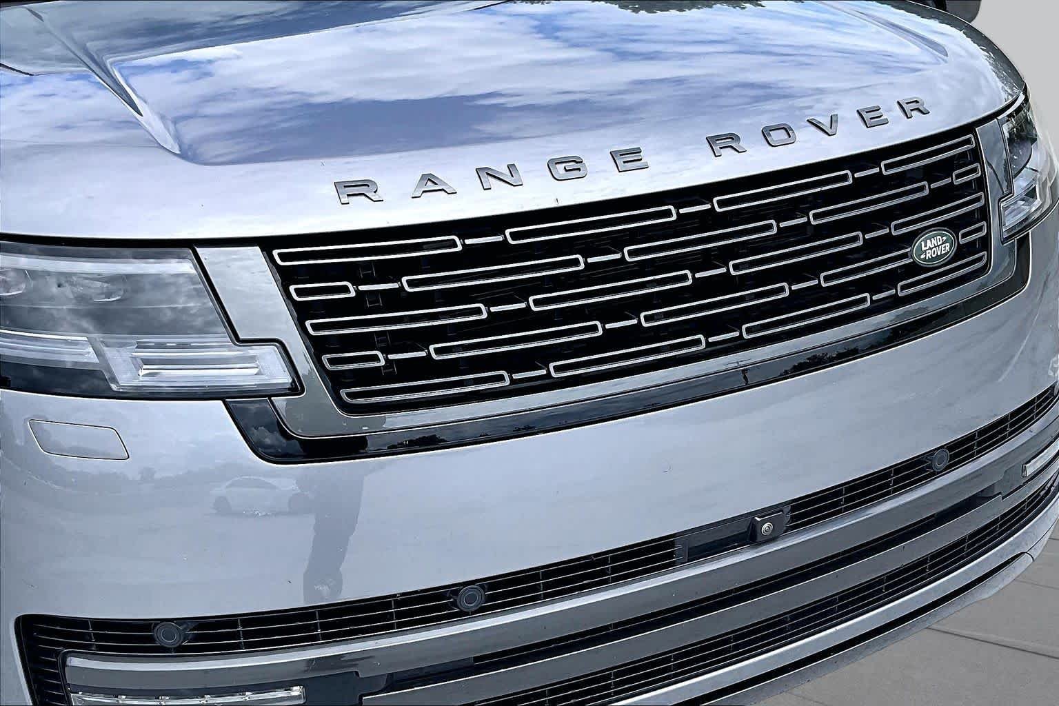 Used 2025 Charente Grey Premium Metallic Land Rover SE image 29