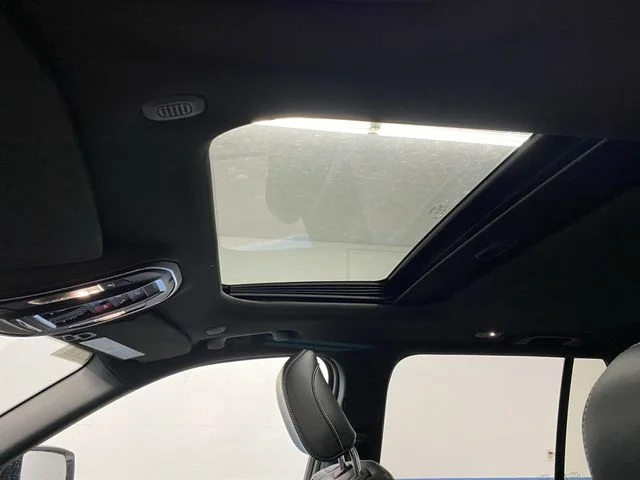 New 2025 Bright White Clear-Coat Exterior Paint Jeep Altitude X image 7