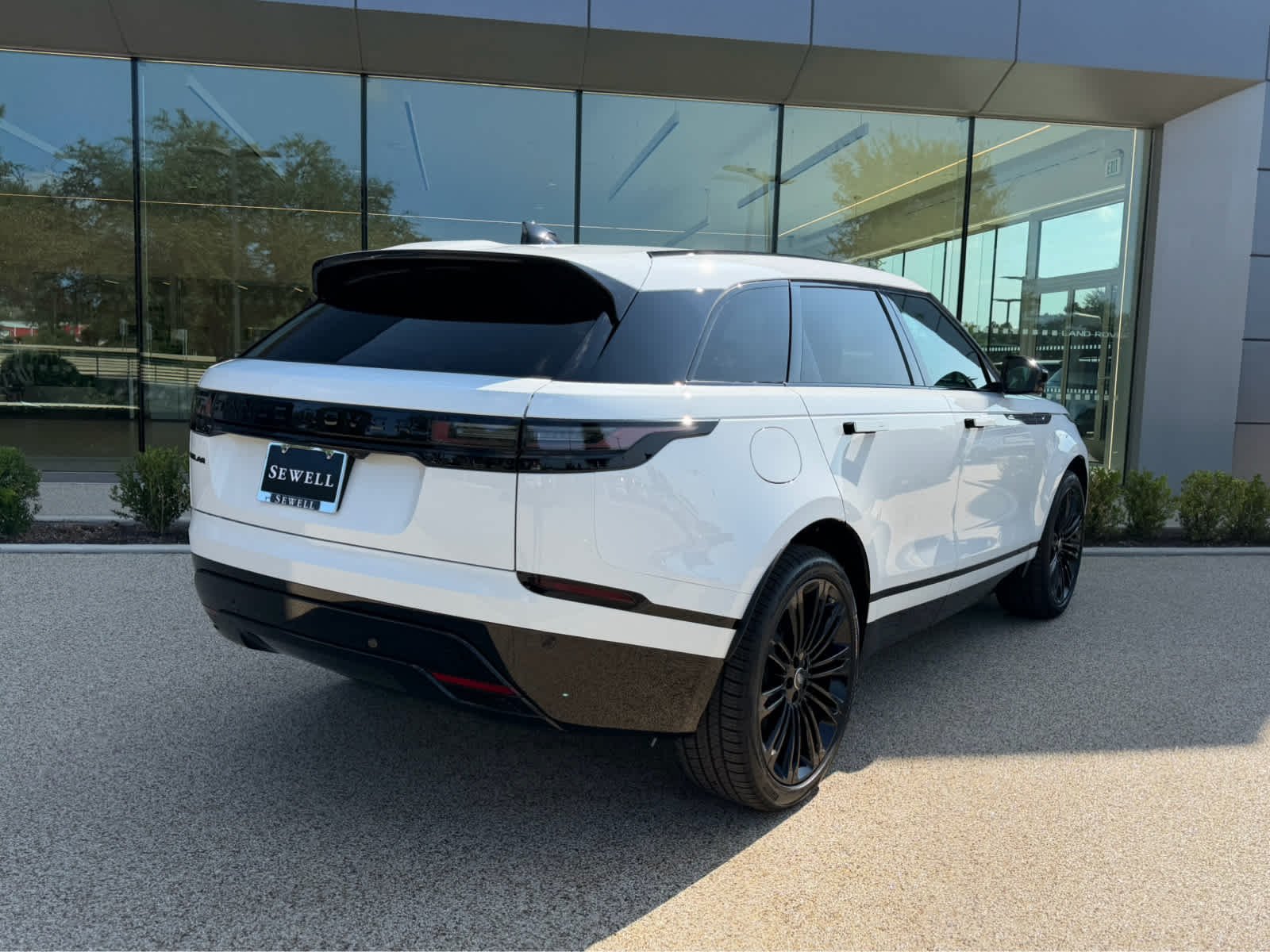 New 2026 Fuji White Land Rover Belgravia Edition image 4
