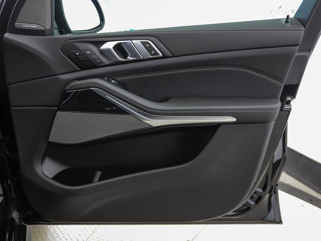 New 2026 Black Sapphire Metallic BMW xDrive40i image 29