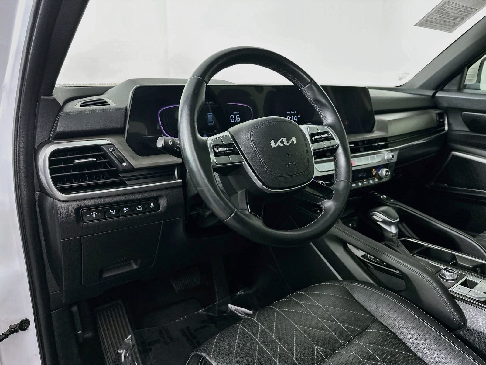 Used 2024 Glacial White Pearl Kia EX X-Line image 9