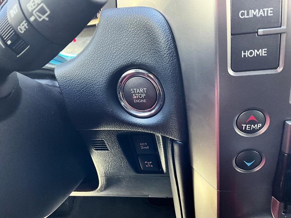 Used 2020 White Lexus 460 image 18
