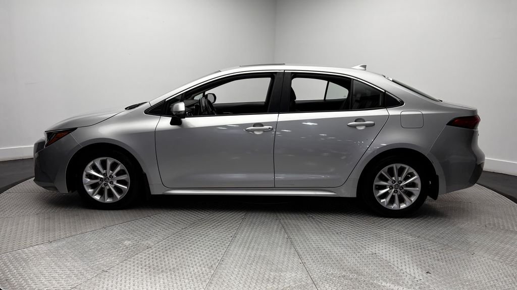 Used 2020 Silver Toyota XLE image 4