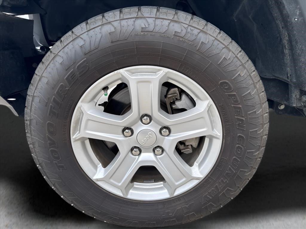 Used 2018 Sting-Gray Clearcoat Jeep Sport S image 9