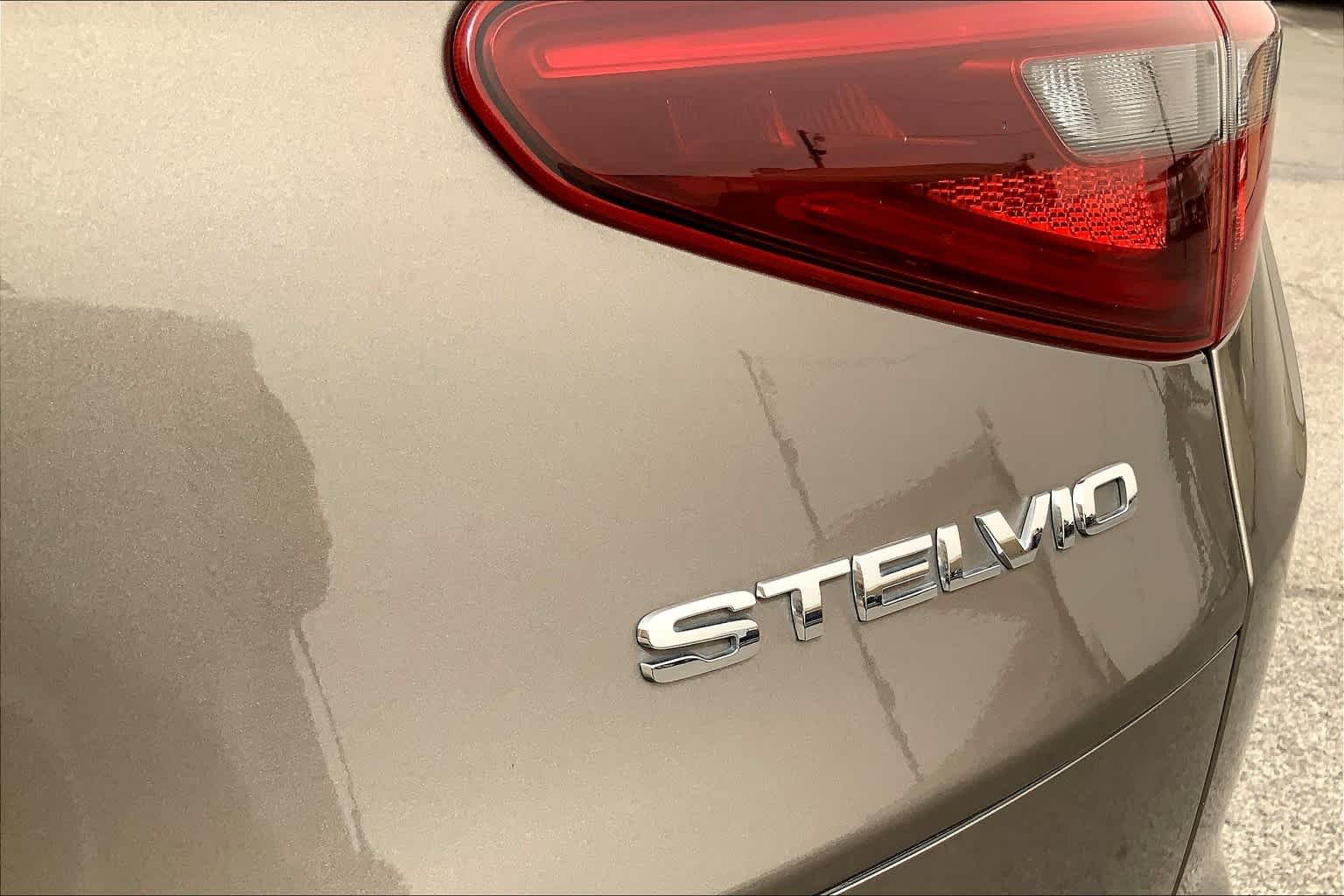 Used 2019 Imola Titanium Metallic Alfa Romeo Sport image 10